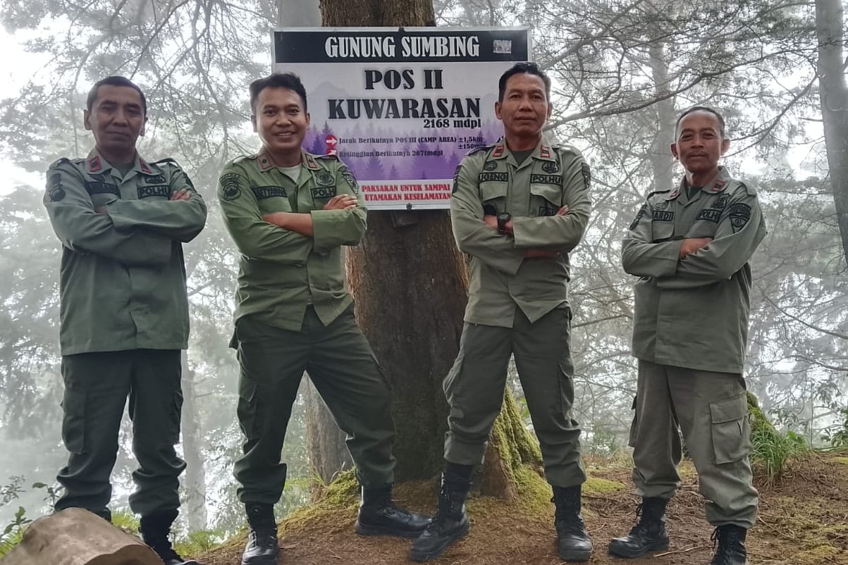 Petugas Perhutani KPH Kedu Utara dan Satgas Karhutla melakukan patroli pencegahan kebakaran hutan di kawasan lereng gunung (foto: Pemkab Temanggung)