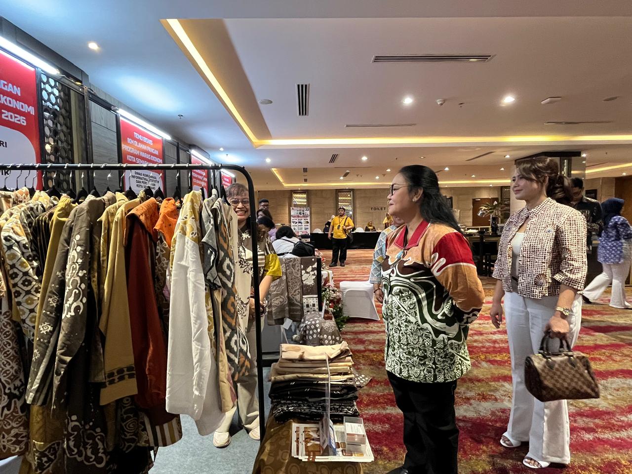 wali kota semarang meninjau booth IKM (matasemarang.com/Lia Dina)