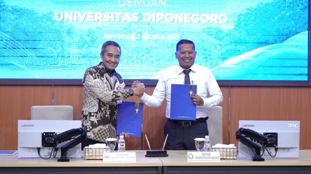 Kepala OJK Jateng Hidayat Prabowo dan Rektor Undip Suharnomo melakukan penandatanganan Nota Kesepahaman di Gedung Widya Puraya Tembalang Senin, 3 Agustus 2026 (foto: OJK Jateng)