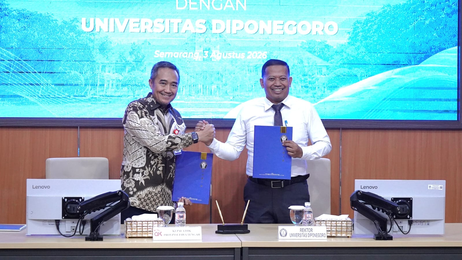 Kepala OJK Jateng Hidayat Prabowo dan Rektor Undip Suharnomo melakukan penandatanganan Nota Kesepahaman di Gedung Widya Puraya Tembalang Senin, 3 Agustus 2026 (foto: OJK Jateng) Kepala OJK Jateng Hidayat Prabowo dan Rektor Undip Suharnomo melakukan penandatanganan Nota Kesepahaman di Gedung Widya Puraya Tembalang Senin, 3 Agustus 2026 (foto: OJK Jateng)