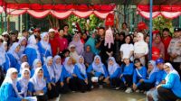 Tim Immoderma dan warga Gajahmungkur saat pembagian sembako gratis di Masjid Al-Hidayah (foto: Immoderma) Tim Immoderma dan warga Gajahmungkur saat pembagian sembako gratis di Masjid Al-Hidayah (foto: Immoderma)