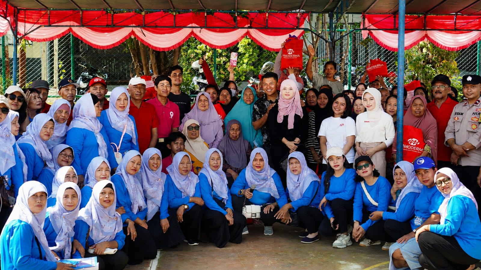 Tim Immoderma dan warga Gajahmungkur saat pembagian sembako gratis di Masjid Al-Hidayah (foto: Immoderma)