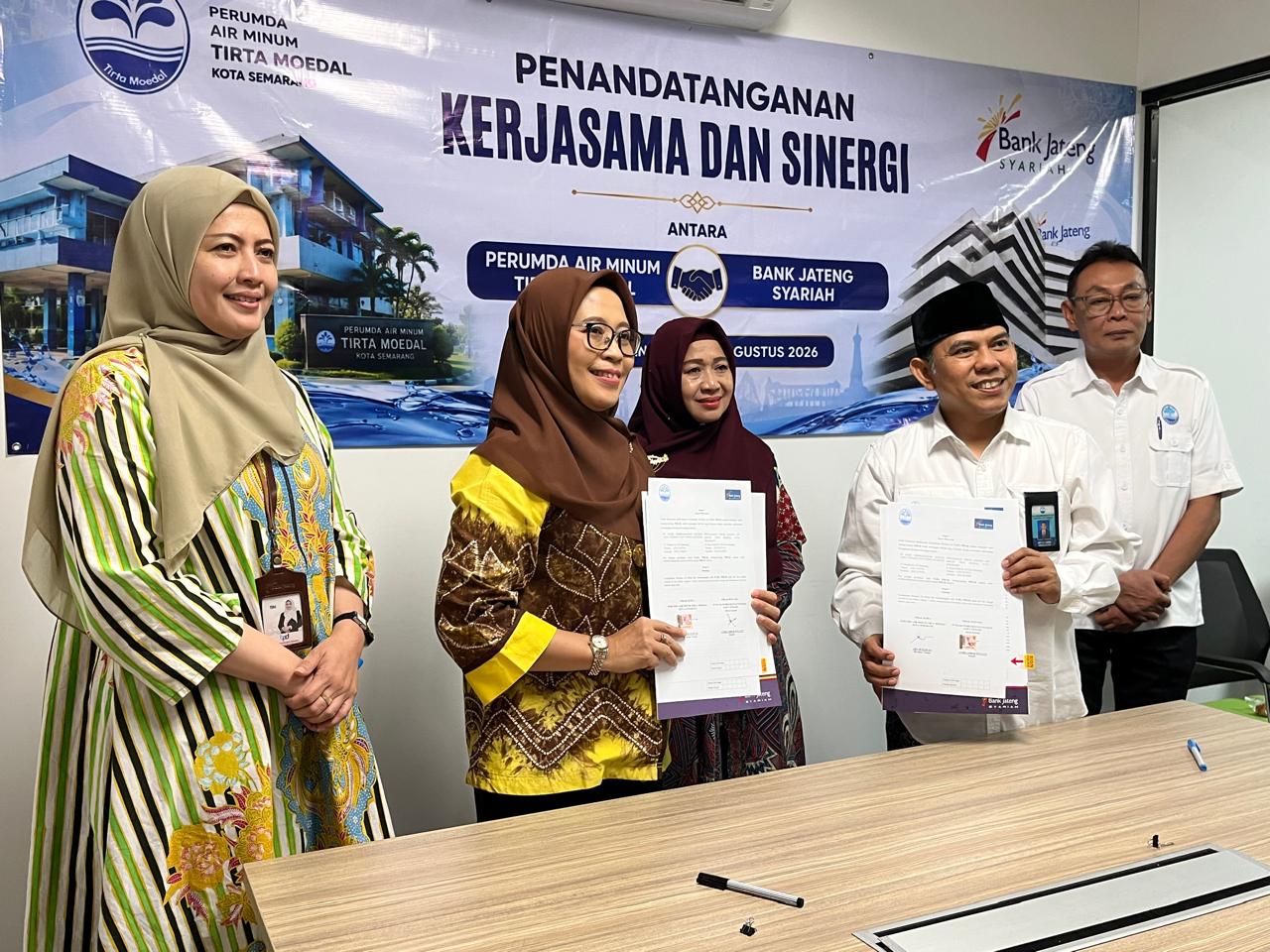 Penandatangan MoU PDAM Tirta Moedal Semarang dengan Bank Jateng Syariah (matasemarang.com/Lia Dina) Penandatangan MoU PDAM Tirta Moedal Semarang dengan Bank Jateng Syariah (matasemarang.com/Lia Dina)