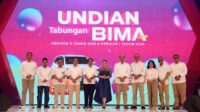 Jajaran Direksi dan Komisaris Bank Jateng bersama penyanyi papan atas Rossa berfoto bersama di atas panggung usai acara Pengundian Tabungan BIMA Periode II Tahun 2025 dan Periode I Tahun 2026 yang digelar di Mal 23 Semarang, Minggu 2 Agustus 2026 (foto: Bank Jateng) Jajaran Direksi dan Komisaris Bank Jateng bersama penyanyi papan atas Rossa berfoto bersama di atas panggung usai acara Pengundian Tabungan BIMA Periode II Tahun 2025 dan Periode I Tahun 2026 yang digelar di Mal 23 Semarang, Minggu 2 Agustus 2026 (foto: Bank Jateng)