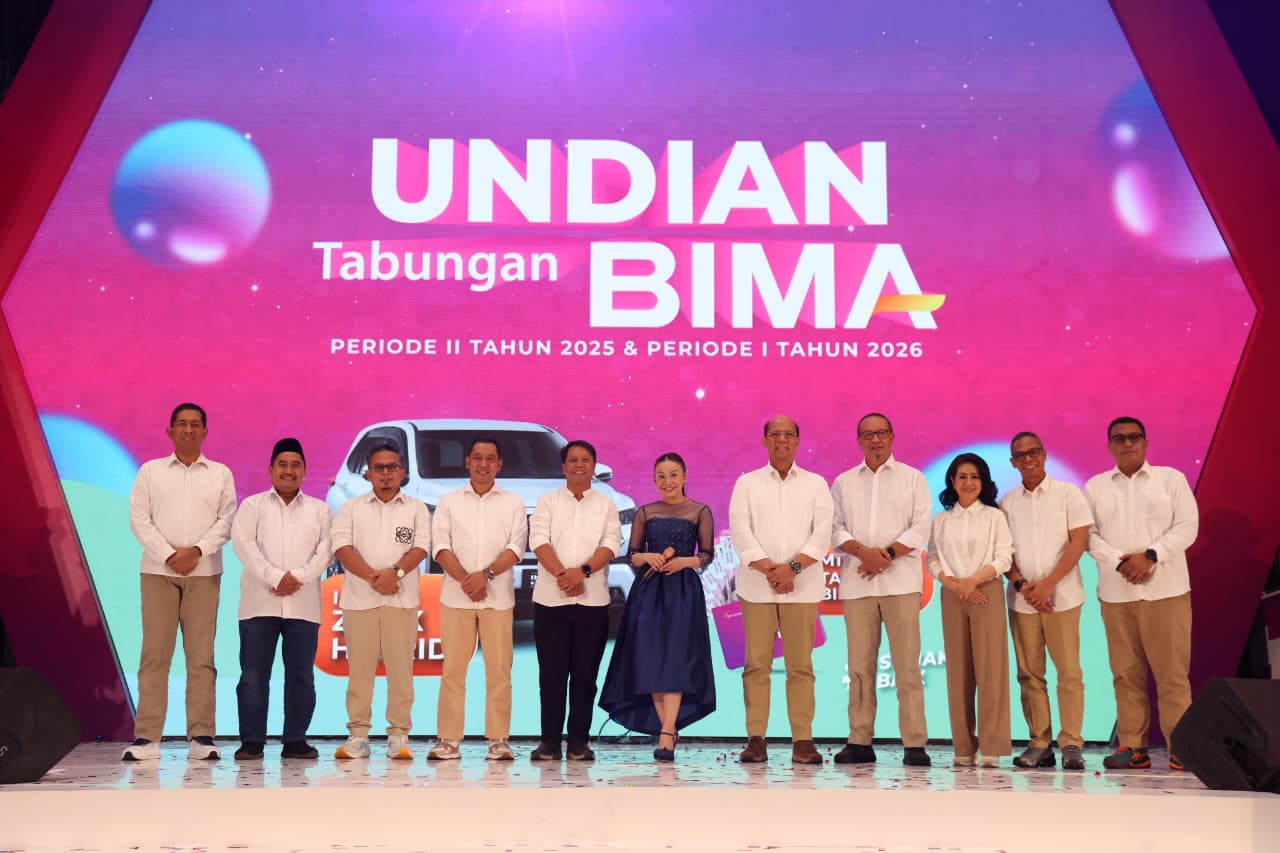 Jajaran Direksi dan Komisaris Bank Jateng bersama penyanyi papan atas Rossa berfoto bersama di atas panggung usai acara Pengundian Tabungan BIMA Periode II Tahun 2025 dan Periode I Tahun 2026 yang digelar di Mal 23 Semarang, Minggu 2 Agustus 2026 (foto: Bank Jateng) Jajaran Direksi dan Komisaris Bank Jateng bersama penyanyi papan atas Rossa berfoto bersama di atas panggung usai acara Pengundian Tabungan BIMA Periode II Tahun 2025 dan Periode I Tahun 2026 yang digelar di Mal 23 Semarang, Minggu 2 Agustus 2026 (foto: Bank Jateng)