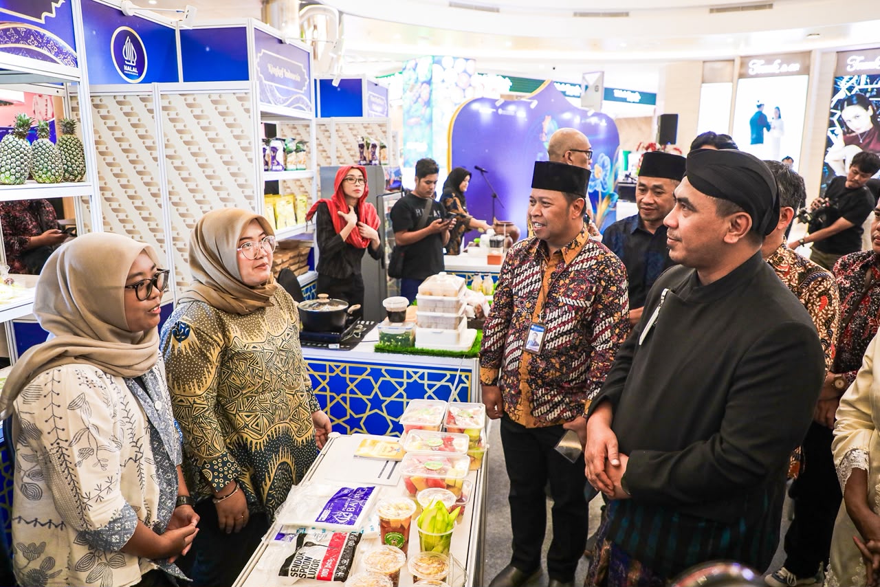 Wagub Taj Yasin Maimoen bersama Kepala BI Jateng M. Noor Nugroho saat pembukaan Festival Jawa Tengah Syariah (Fajar) 2026 di Queen City Mall Semarang 6 Agustus 2026 (foto: Pemprov Jateng) Wagub Taj Yasin Maimoen bersama Kepala BI Jateng M. Noor Nugroho saat pembukaan Festival Jawa Tengah Syariah (Fajar) 2026 di Queen City Mall Semarang 6 Agustus 2026 (foto: Pemprov Jateng)