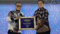 Kepala Divisi Digital Innovation Bank Jateng Yulius Ardita menerima penghargaan JawaPos.com Digital Excellence Awards 2026 di Jakarta (foto: Bank Jateng)