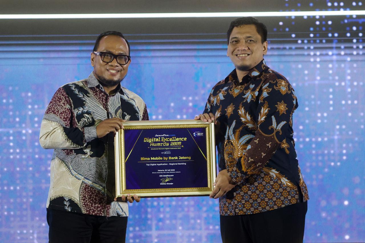 Kepala Divisi Digital Innovation Bank Jateng Yulius Ardita menerima penghargaan JawaPos.com Digital Excellence Awards 2026 di Jakarta (foto: Bank Jateng)