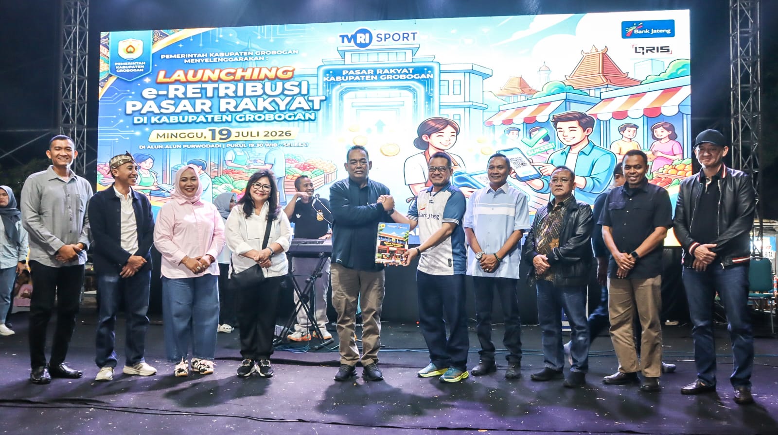 Bupati Grobogan Setyo Hadi bersama Pimpinan Bank Jateng Cabang Purwodadi meresmikan peluncuran E-Retribusi Pasar di Alun-Alun Purwodadi (foto: Bank Jateng)