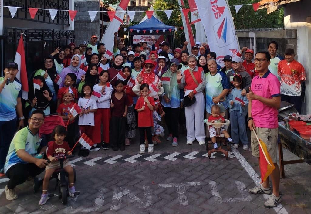 warga RT 06 RW 10 Palebon bersiap melaksanakan jalan sehat (matasemarang.com/Lia Dina)