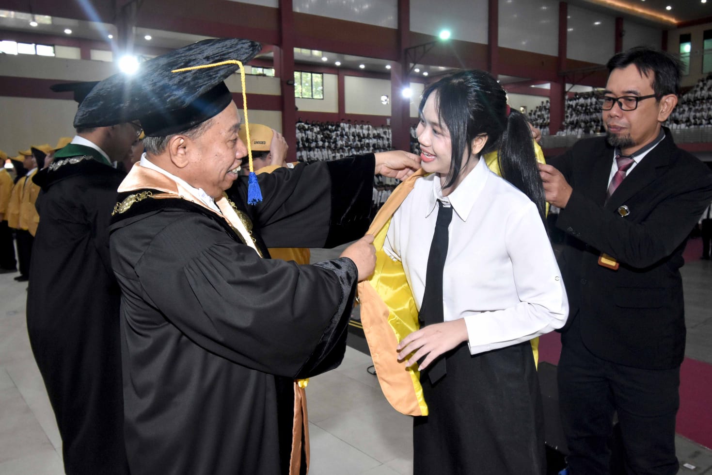 Rektor Unsoed Prof. Akhmad Sodiq memimpin Sidang Terbuka Senat Penerimaan Mahasiswa Baru Unsoed 2026 Senin 10 Agustus 2026 (foto: Humas Unsoed)