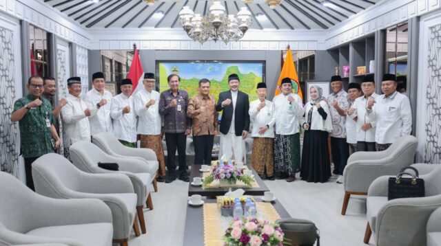 Ketua Umum MUI Jateng Prof KH Noor Achmad beraudiensi dengan Gubernur Jawa Tengah Ahmad Luthfi di Kantor Gubernur Jateng Semarang Selasa 11 Agustus 2026 (foto: MUI Jateng)