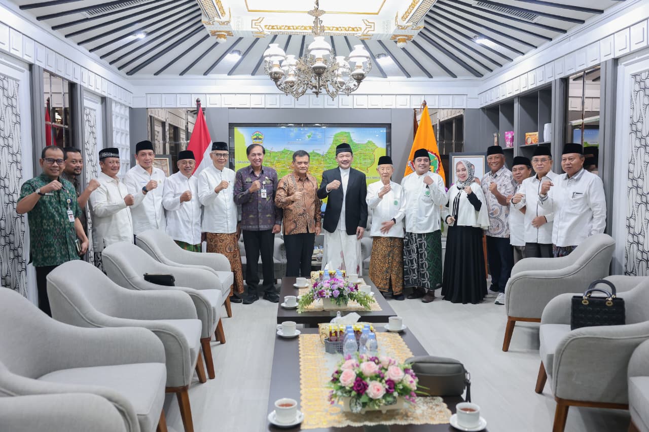 Ketua Umum MUI Jateng Prof KH Noor Achmad beraudiensi dengan Gubernur Jawa Tengah Ahmad Luthfi di Kantor Gubernur Jateng Semarang Selasa 11 Agustus 2026 (foto: MUI Jateng)