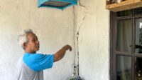 Tri Wahyudi menunjukkan salah satu dinding rumahnya yang retak (matasemarang.com/Lia Dina) Tri Wahyudi menunjukkan salah satu dinding rumahnya yang retak (matasemarang.com/Lia Dina)
