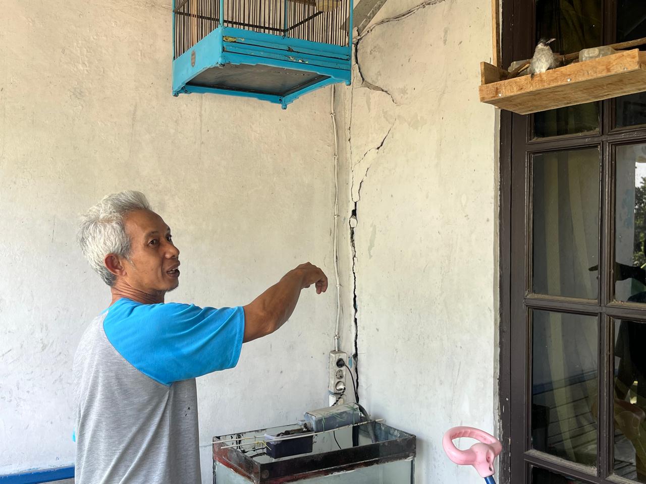 Tri Wahyudi menunjukkan salah satu dinding rumahnya yang retak (matasemarang.com/Lia Dina)