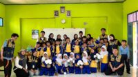 Mahasiswa KKN UIN Walisongo Posko 103 mendampingi siswa SDN 1 Karangrowo menganyam eceng gondok menjadi vas bunga (foto: UIN Walisongo Semarang)