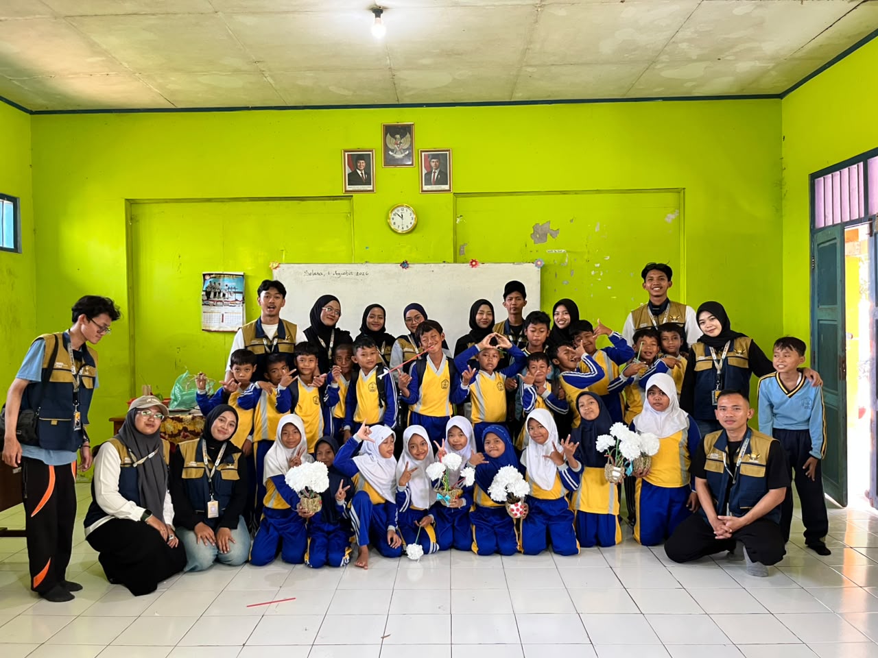Mahasiswa KKN UIN Walisongo Posko 103 mendampingi siswa SDN 1 Karangrowo menganyam eceng gondok menjadi vas bunga (foto: UIN Walisongo Semarang)
