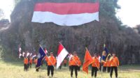 Personel penyelamat Kantor SAR Semarang membentangkan bendera Merah Putih raksasa di Tebing Djaro Kendal (foto: Basarnas Semarang) Personel penyelamat Kantor SAR Semarang membentangkan bendera Merah Putih raksasa di Tebing Djaro Kendal (foto: Basarnas Semarang)