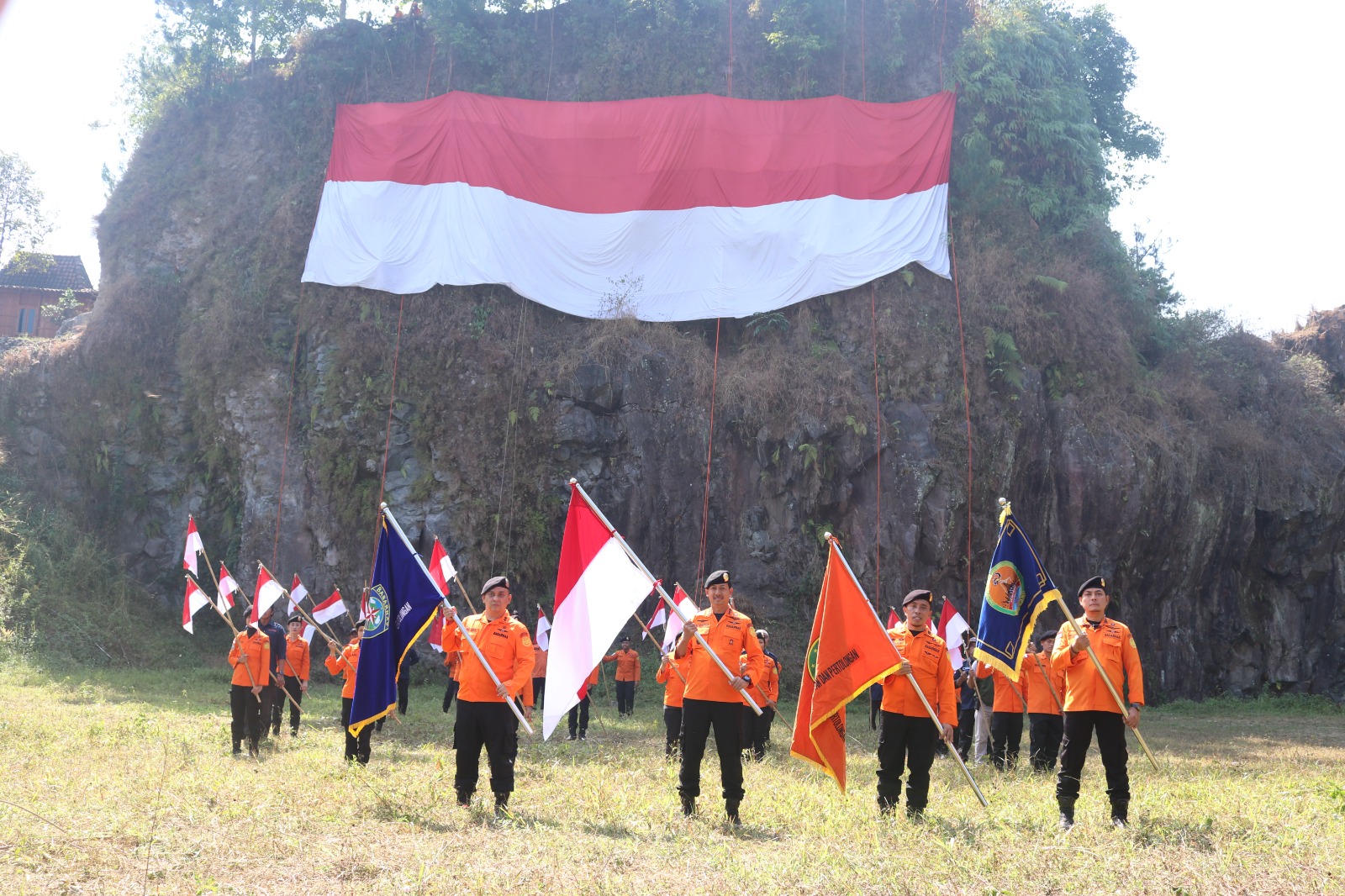 Personel penyelamat Kantor SAR Semarang membentangkan bendera Merah Putih raksasa di Tebing Djaro Kendal (foto: Basarnas Semarang)