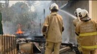 Petugas Damkar Kota Semarang melakukan proses pendinginan pada bangunan rumah dan usaha kuliner yang terbakar di Mijen 14 Agustus 2026 (foto: Damkar Kota Semarang)