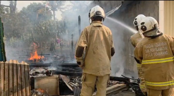 Petugas Damkar Kota Semarang melakukan proses pendinginan pada bangunan rumah dan usaha kuliner yang terbakar di Mijen 14 Agustus 2026 (foto: Damkar Kota Semarang)