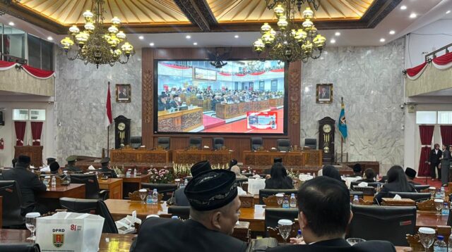 Mendengarkan pidato kenegaraan di Ruang Rapat Paripurna DPRD Kota Semarang (matasemarang.com/Lia DIna)
