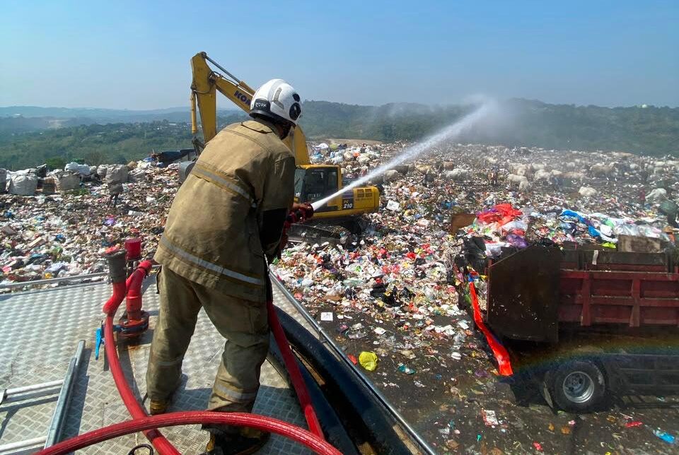 petugas Damkar lakukan pendinginan di TPA Jatibarang (matasemarang.com/Lia Dina)