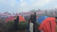CTM Kabupaten Semarang saat membentangkan kain Merah Putih sepanjang 81 meter di kawasan Gunung Ungaran