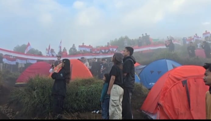 CTM Kabupaten Semarang saat membentangkan kain Merah Putih sepanjang 81 meter di kawasan Gunung Ungaran