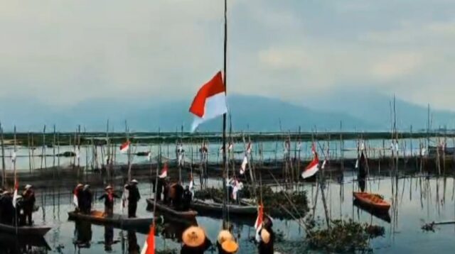 Prosesi pengibaran bendera Merah Putih oleh LKK Kabupaten Semarang di perairan Danau Rawapening 17 Agustus 2026