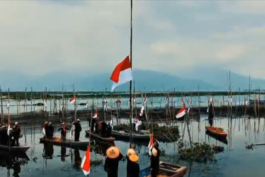 Prosesi pengibaran bendera Merah Putih oleh LKK Kabupaten Semarang di perairan Danau Rawapening 17 Agustus 2026
