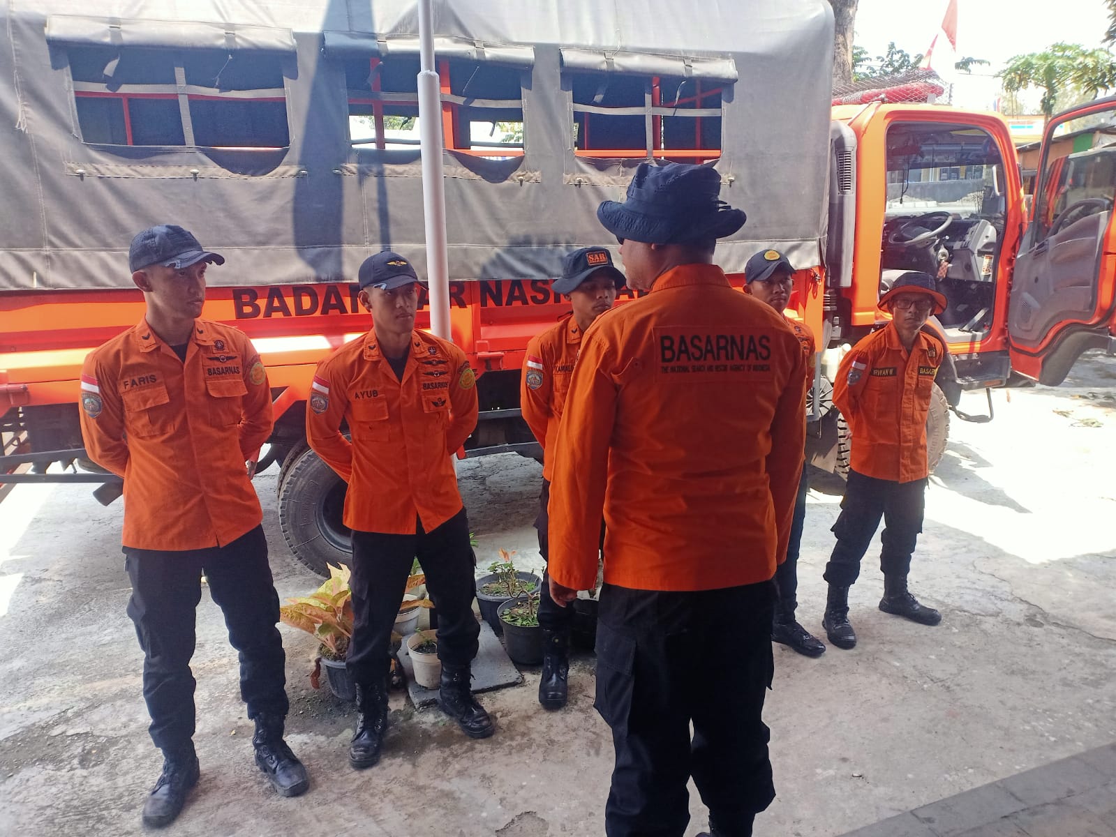 Tim SAR gabungan bersiap melakukan evakuasi pendaki yang terjatuh di kawah Gunung Slamet (foto: Basarnas Semarang)
