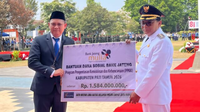 Pemimpin Bank Jateng Cabang Koordinator Pati, Pramudjianto (kiri), menyerahkan secara simbolis bantuan CSR sebesar Rp1,584 Miliar untuk Program Pengentasan Kemiskinan dan Kebencanaan kepada Plt. Bupati Pati, Risma Ardhi Chandra, usai Upacara HUT ke-81 RI di Pati, Senin 17 Agustus 2026