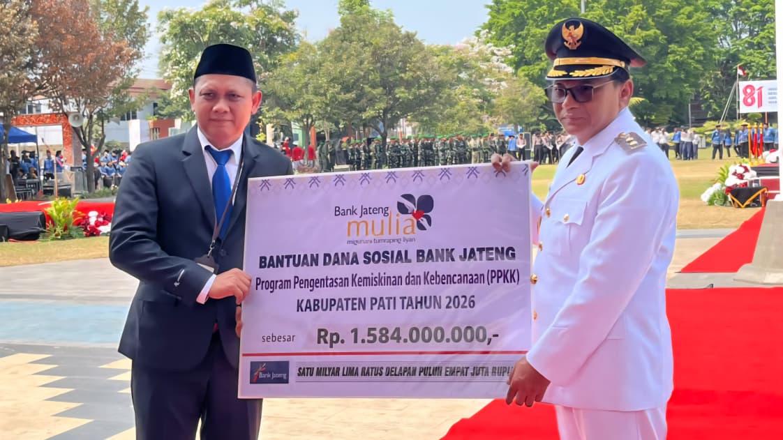 Pemimpin Bank Jateng Cabang Koordinator Pati, Pramudjianto (kiri), menyerahkan secara simbolis bantuan CSR sebesar Rp1,584 Miliar untuk Program Pengentasan Kemiskinan dan Kebencanaan kepada Plt. Bupati Pati, Risma Ardhi Chandra, usai Upacara HUT ke-81 RI di Pati, Senin 17 Agustus 2026
