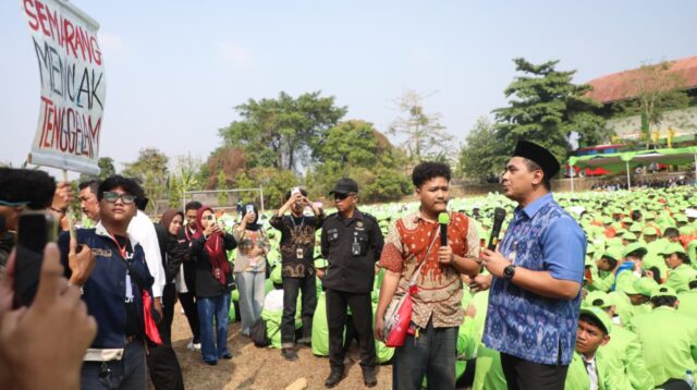 Wakil Gubernur Jawa Tengah Taj Yasin Maimoen saat berdialog dengan mahasiswa FISIP UIN Walisongo terkait isu penurunan tanah Semarang (foto: Pemprov Jateng)