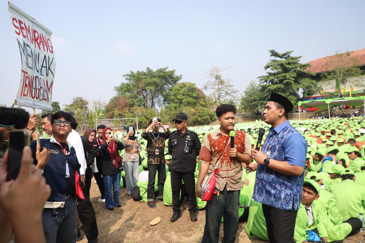 Wakil Gubernur Jawa Tengah Taj Yasin Maimoen saat berdialog dengan mahasiswa FISIP UIN Walisongo terkait isu penurunan tanah Semarang (foto: Pemprov Jateng)