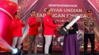 Direktur Utama BPR Bank Pasar Kota Semarang Novi Anton Andi Taadi saat pengundian Gebyar Undian Tabungan SI HEBAT 2026 (foto: Bank Pasar Kota Semarang)