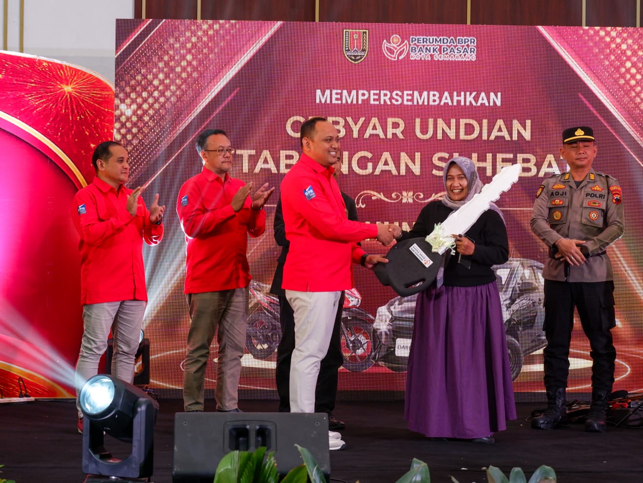 Direktur Utama BPR Bank Pasar Kota Semarang Novi Anton Andi Taadi saat pengundian Gebyar Undian Tabungan SI HEBAT 2026 (foto: Bank Pasar Kota Semarang)