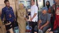 Warga penerima manfaat saat mencoba kaki palsu bantuan Dinas Sosial Kabupaten Semarang di Aula Kantor Dinsos (foto: Pemkab Semarang) Warga penerima manfaat saat mencoba kaki palsu bantuan Dinas Sosial Kabupaten Semarang di Aula Kantor Dinsos (foto: Pemkab Semarang)