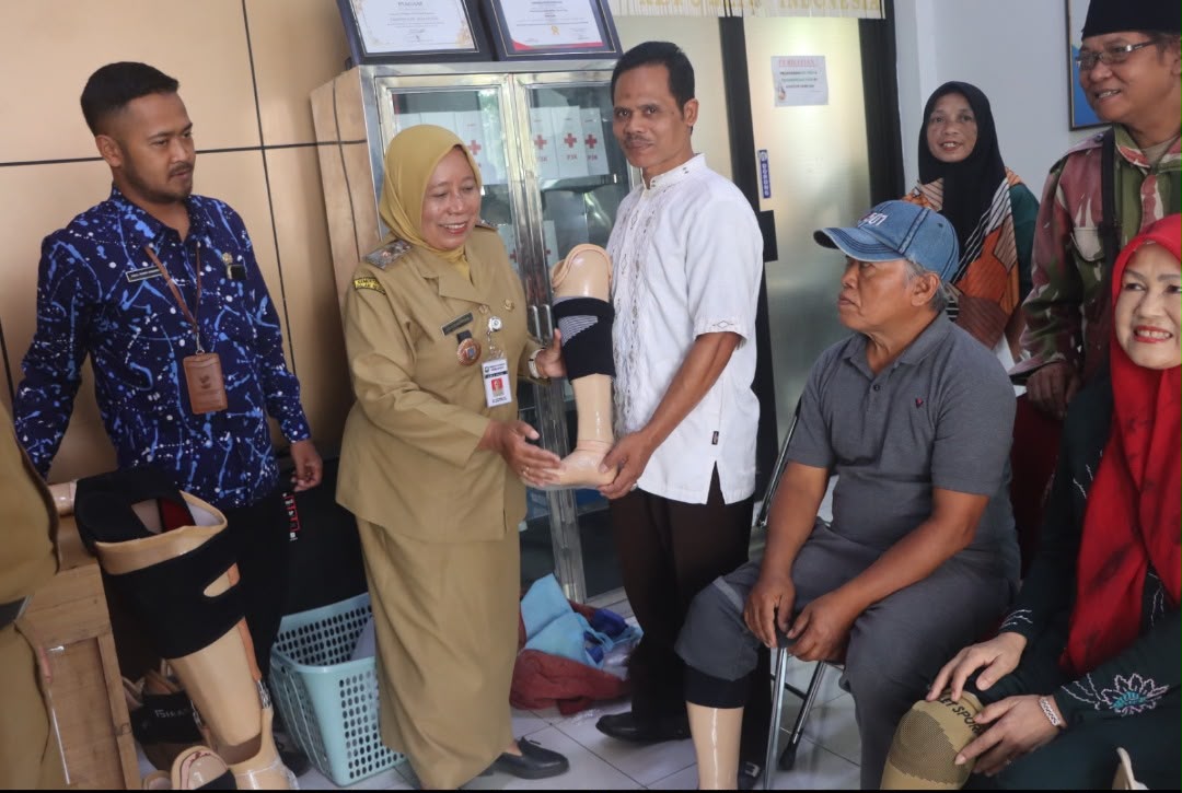 Warga penerima manfaat saat mencoba kaki palsu bantuan Dinas Sosial Kabupaten Semarang di Aula Kantor Dinsos (foto: Pemkab Semarang)
