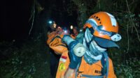 Tim SAR gabungan saat mengevakuasi jenazah pendaki M. Fahri Maulana di area Gunung Slamet menuju Basecamp Permadi (foto: Basarnas Semarang)