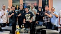 Frits Yohanes bersama atlet biliar dan pengurus Siwo PWI Jateng (matasemarang.com/Lia Dina)