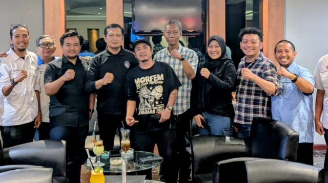 Frits Yohanes bersama atlet biliar dan pengurus Siwo PWI Jateng (matasemarang.com/Lia Dina)