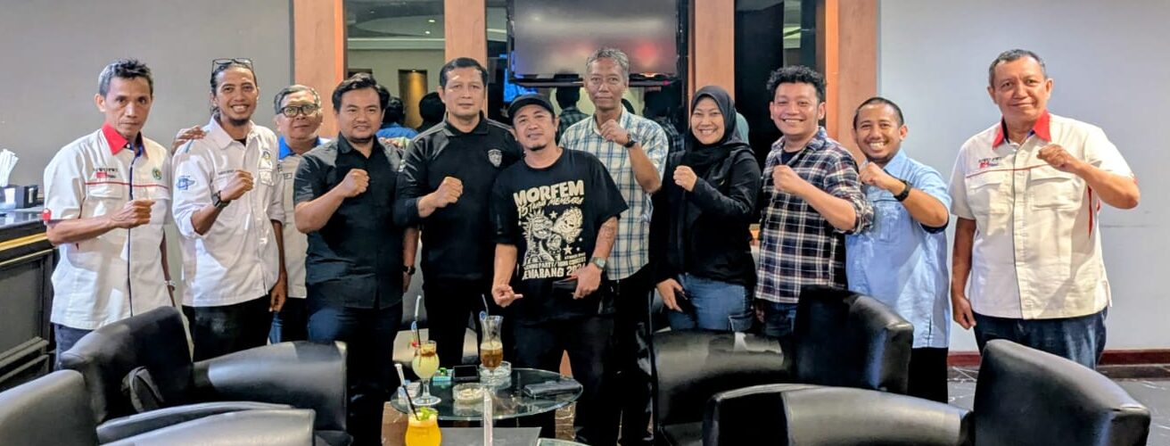 Frits Yohanes bersama atlet biliar dan pengurus Siwo PWI Jateng (matasemarang.com/Lia Dina)