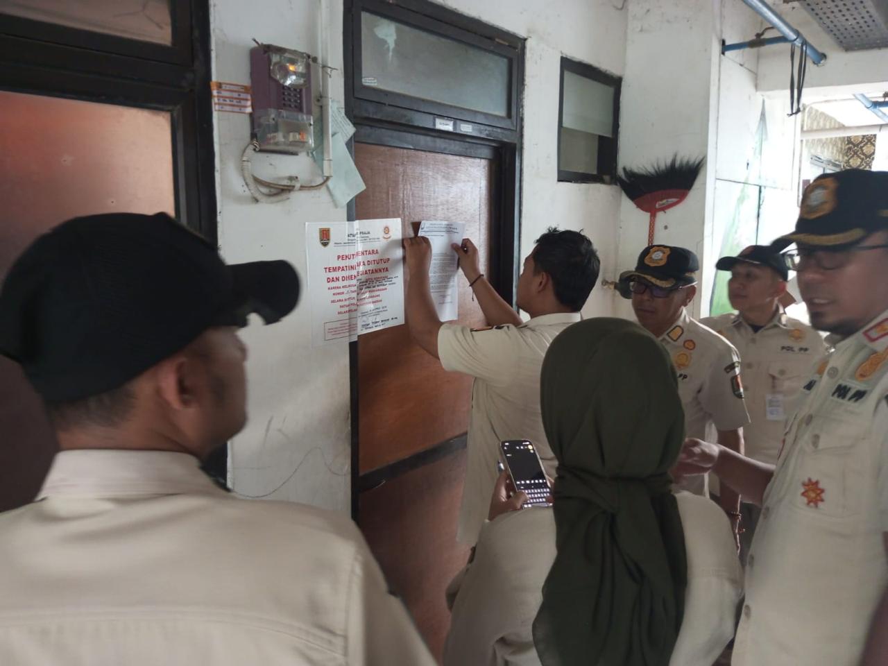 Satpol PP segel kamar yang menunggak pembayaran di Rusunawa Kudu (matasemarang.com/Lia Dina)