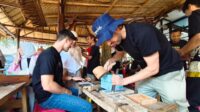Mahasiswa asing saat belajar memahat kayu didampingi instruktur Yayasan Pelestari Ukir Jepara (foto: Pemkab Jepara)