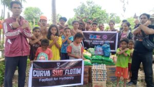CurvaSud FloresTimur membelanjakan hasil penggalangan dana yang digelar Snex (foto: Snex)