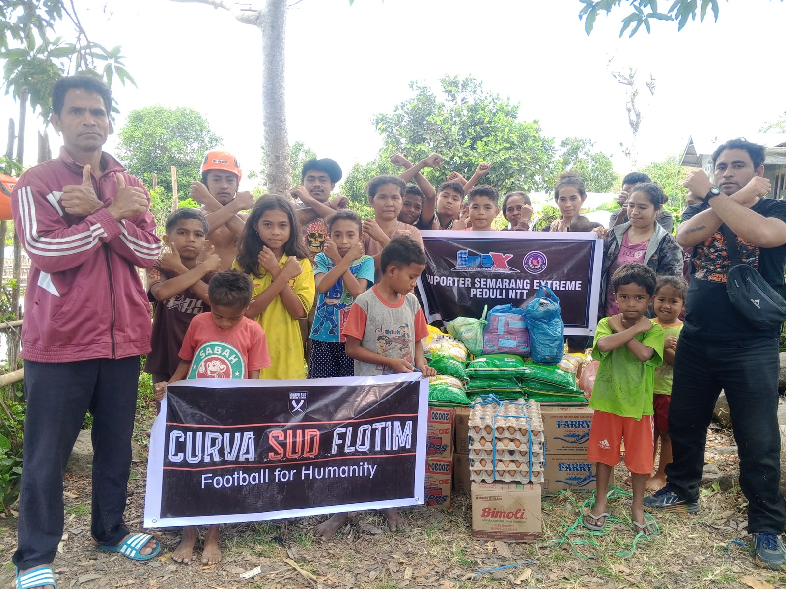 CurvaSud FloresTimur membelanjakan hasil penggalangan dana yang digelar Snex (foto: Snex) CurvaSud FloresTimur membelanjakan hasil penggalangan dana yang digelar Snex (foto: Snex)