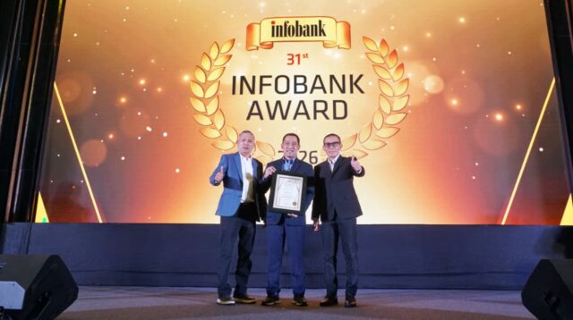 Direktur Utama Bank Jateng Bambang Widyatmoko saat menerima penghargaan Yearly Excellent Performance Bank 2026 (foto: Bank Jateng)