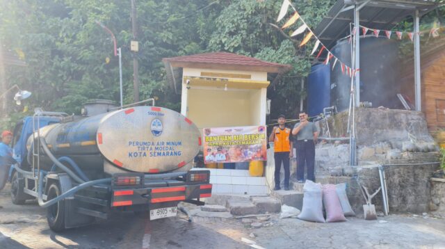 distribusi air bersih di Semarang (matasemarang.com/Lia Dina)